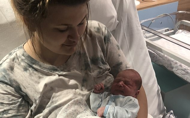 Kịch tính cô gái tuổi teen sinh con trong nhà vệ sinh sau 3 ngày biết mình mang bầu