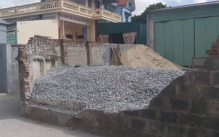 Tường nhà dân bất ngờ đổ sập đè bé gái 11 tuổi đi xe đạp tử vong thương tâm