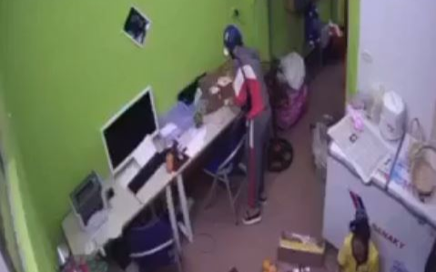 Clip: Vào mua hàng hô to 'món gì chị cũng lấy', khách VIP cuỗm luôn 3 chiếc iPhone rồi chuồn lẹ