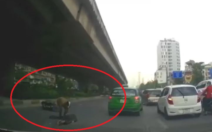Clip: Chở bạn ngã văng xuống đường bất tỉnh, nam thanh niên lật ngửa bạn xem tình hình rồi bất ngờ bỏ đi