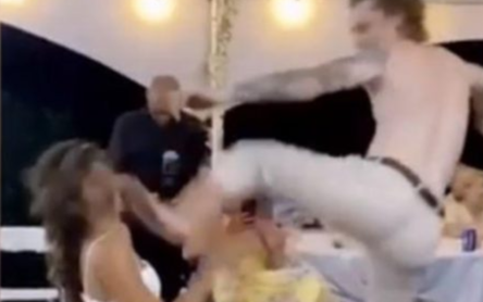 Chú rể nhảy múa, đạp thẳng mặt cô dâu trong lễ cưới, hành động sau đó được quan khách vỗ tay rần rần