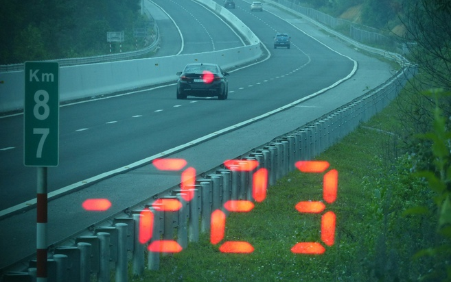 Điều khiển xe BMW 223 km/h trên cao tốc, tài xế bị xử phạt 11 triệu đồng