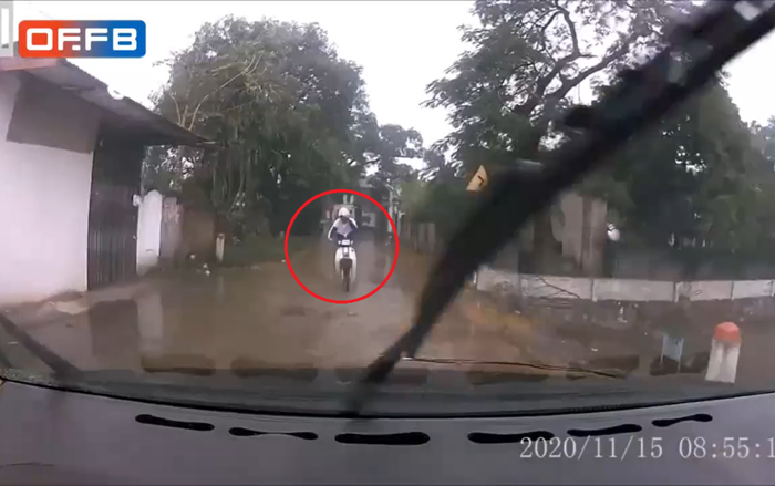 Clip: Phóng nhanh trong khi đường nhỏ, nam thanh niên 'trả giá đắt' lao thẳng vào đầu ô tô