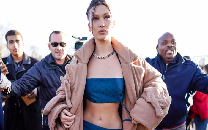 Siêu mẫu Bella Hadid chuộng gu thời trang đầu những năm 2000