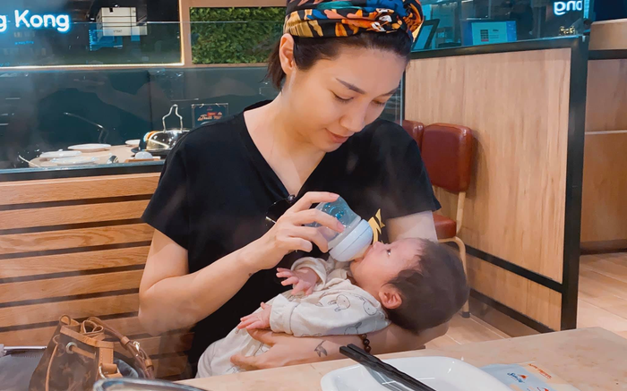 Con gái mới 5 ngày tuổi Pha Lê đã cho dốc ngược 'trồng cây chuối'