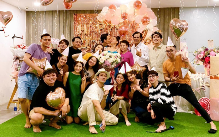 Kim Lý hôn Hà Hồ đầy ngọt ngào trong ngày sinh nhật