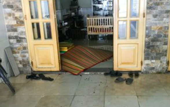 Bị đâm liên tiếp trong lúc cự cãi, người đàn ông chạy vào nhà dân rồi gục xuống tử vong