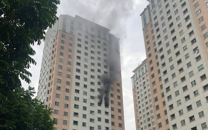 Cháy căn hộ tầng 13 khu đô thị Xa La, nhiều người dân hốt hoảng chạy lên nóc tòa nhà thoát nạn