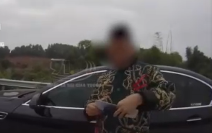 Clip: Tài xế chạy xe BMW 223km/h trên cao tốc phân trần: 'Thông cảm cho em, em vội về đi ăn cưới'