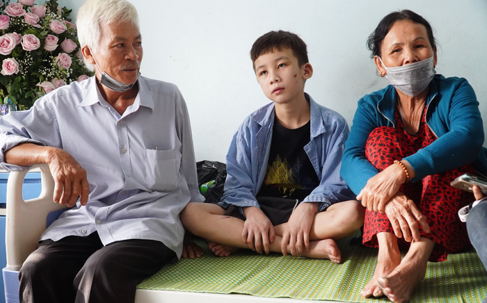 Người thân xót xa khi gặp bé trai bị chủ quán bánh xèo tra tấn dã man