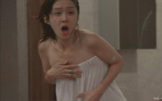 Nửa đêm vừa tắm xong, cô gái hoảng hốt khi phát hiện người đàn ông lạ trong phòng