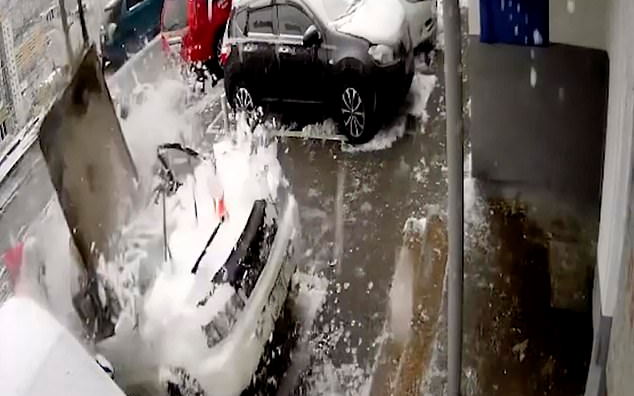 Clip: Đang đứng lau xe thì bị khối bê tông nặng 2 tấn rơi trúng, người đàn ông thoát chết trong gang tấc