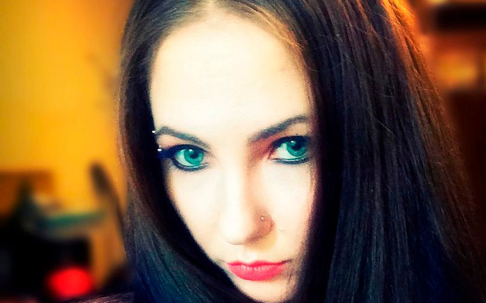 Người mẹ trẻ khóa cửa rồi dắt chó cưng bỏ đi trong nhiều ngày khiến con trai suýt chết đói