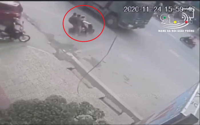 Clip: Kinh hoàng cảnh 3 nam sinh đèo nhau trên xe máy điện rồi tông thẳng vào hông xe tải
