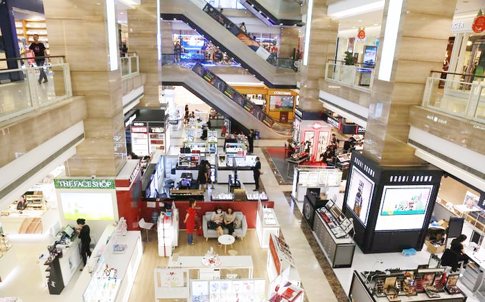 Các cửa hàng đồng loạt treo biển giảm giá 'khủng' nhưng vẫn vắng tanh khách ngày Black Friday