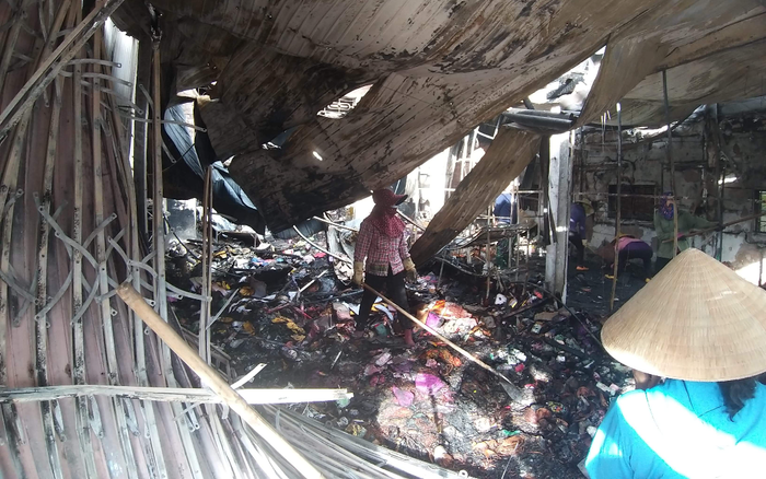 Căn nhà 2 tầng bốc cháy dữ dội trong đêm, 4 người tháo chạy bằng cửa sau