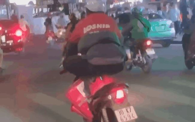Clip: Nam shipper ngồi xổm trên yên xe máy, lạng lách đánh võng trên đường khiến nhiều người thót tim