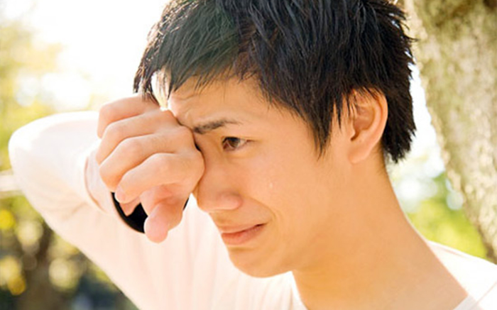 Cô gái từ chối điện thoại bạn trai tặng, vay tiền người yêu cũ để mua, dân mạng 'rần rần' bất bình