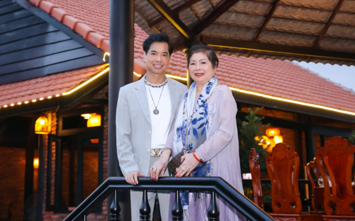 Ngọc Sơn hạnh phúc đón sinh nhật tuổi 52 bên mẹ và người thân