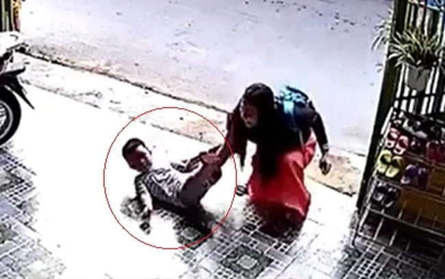 Đang tung tăng nắm tay mẹ đến lớp, cậu bé mầm non bỗng ngã uỳnh xuống trước cửa khi nhìn thấy cô giáo