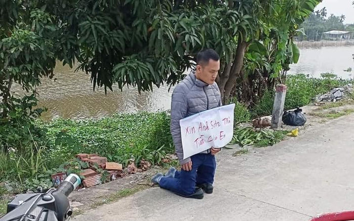 5 lần 7 lượt tới đòi nợ không được, người đàn ông bất lực quỳ xin trước cửa nhà con nợ