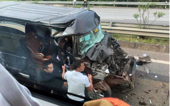 Xe khách tông vào ô tô đầu kéo, 8 người nhập viện cấp cứu