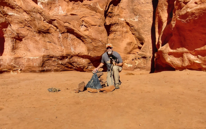 Khối kim loại kỳ lạ giữa sa mạc Mỹ đã biến mất một cách bí ẩn