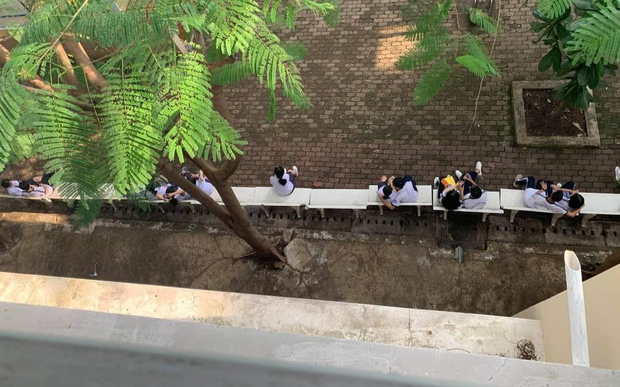 Xôn xao hình ảnh các cặp đôi học trò tại một trường cấp 3 ngồi kín ghế đá để 'tâm sự' trong giờ ra chơi