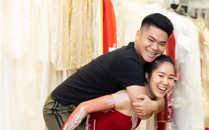 Lê Phương khiến fan sửng sốt vì quá khỏe, cõng chồng bế bạn nhẹ như không