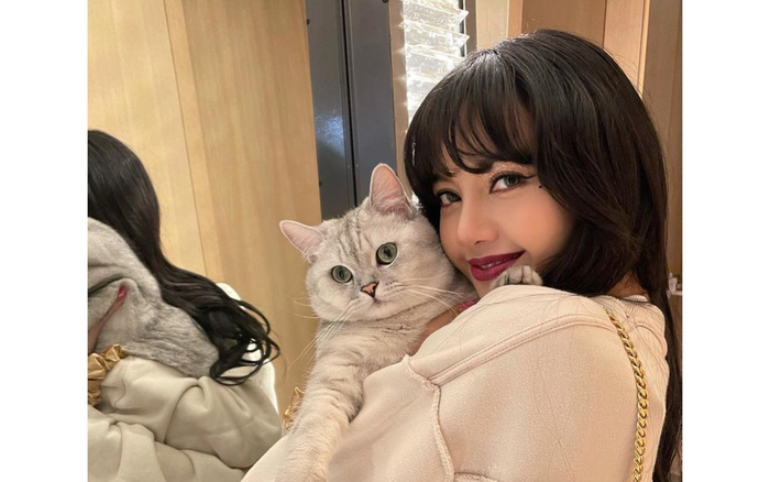 Lisa (BlackPink) tung ảnh mới, màu 'môi thâm' không làm khó được chị