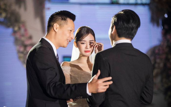 Hé lộ những khoảnh khắc ngọt ngào của Tường San bên cạnh chú rể trong lễ cưới