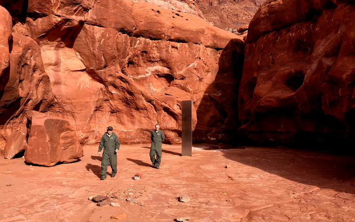 Hé lộ lý do biến mất của khối kim loại kỳ lạ giữa sa mạc Mỹ