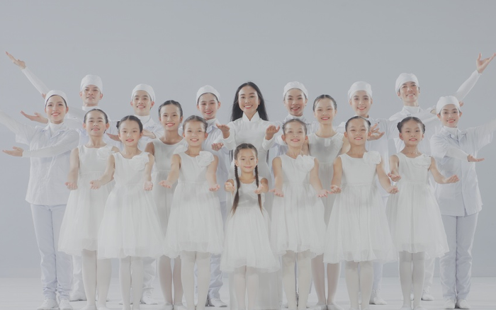 Đoan Trang và con gái song ca, tri ân 'những thiên thần áo trắng' ngày đêm chống dịch