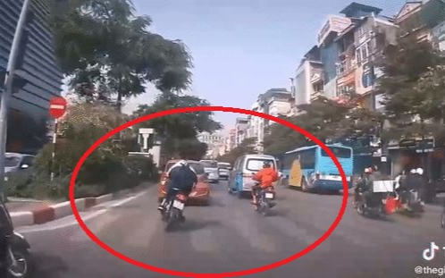 Nam sinh mặc đồng phục không đội mũ bảo hiểm, cố tình tạt đầu xe rồi lạng lách để thách thức tài xế ô tô