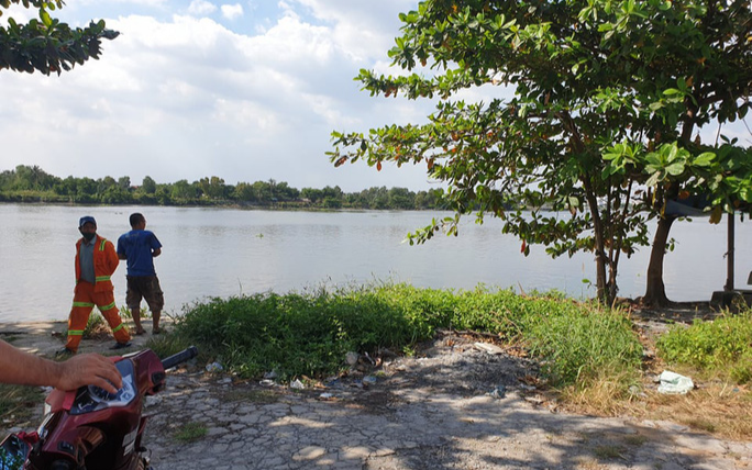 Phát hiện thi thể móp nửa đầu, mất cánh tay phải nổi trên sông Sài Gòn