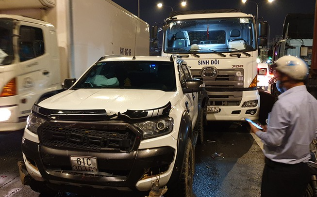 8 ô tô tông liên hoàn trên cầu vượt ở Sài Gòn, tài xế xe tải gãy chân kẹt trong cabin gào thét kêu cứu