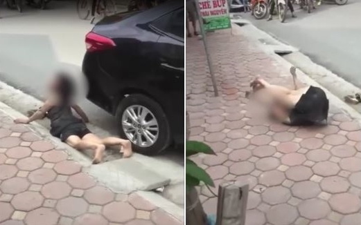 Clip: Nằm lăn lộn khóc lóc vật vã dưới gầm ô tô, người phụ nữ khiến đám đông kinh hãi