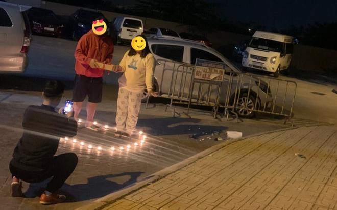 Thấy bạn gái nhận quà bằng một tay, hành động sau đó của chàng trai gây tranh cãi