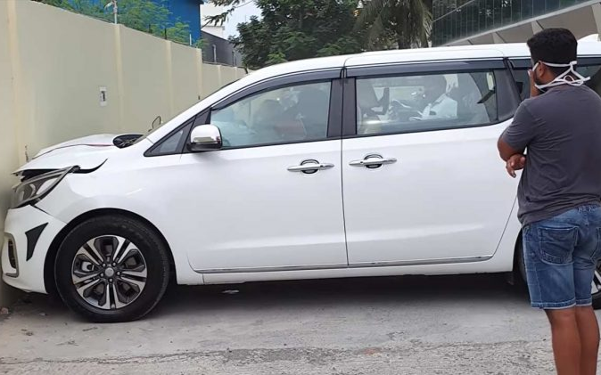 Vừa nhận xe mới, người đàn ông lái thẳng vào tường