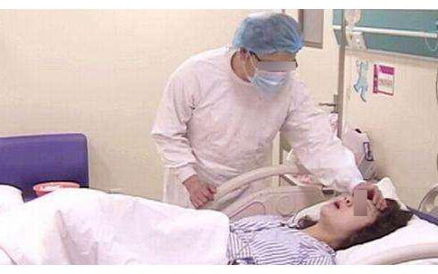 'Em không sinh đâu, đau quá!', chồng tát vợ bôm bốp khiến cả phòng sinh im phăng phắc