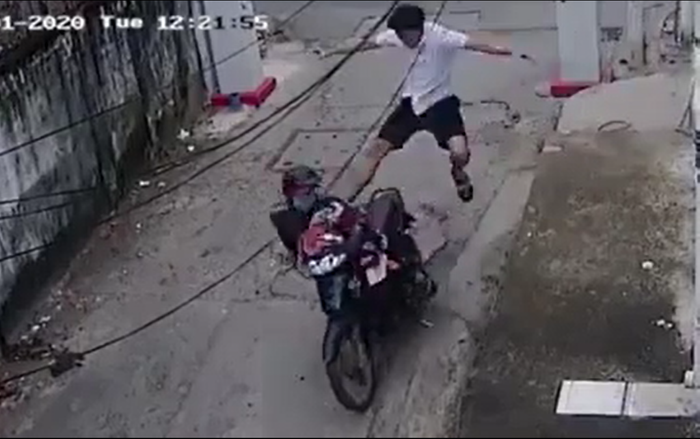 Clip: Trộm đồ lót, tên biến thái nhận ngay cú đá cực chuẩn từ ông chú khi chuẩn bị bỏ trốn