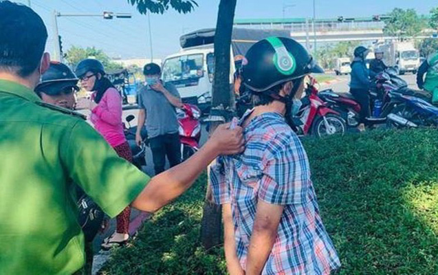 Lợi dụng lúc tài xế taxi cứu người gặp nạn, tên trộm lẻn lên xe lấy trộm điện thoại