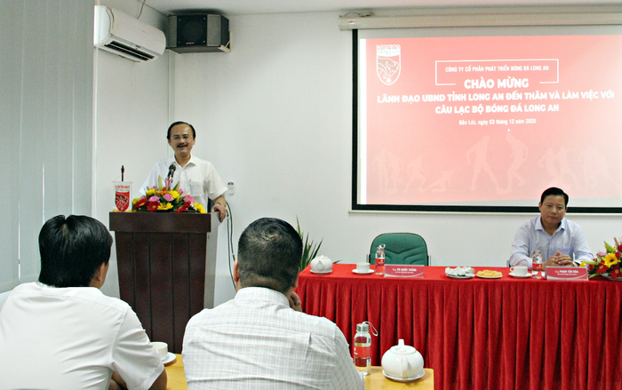 Đừng để bầu Thắng mãi là 'người tình cô đơn' với bóng đá Long An