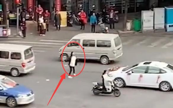 Cô gái chặn xe hoa không cho người yêu cũ lấy vợ, khi biết nguyên nhân ai cũng chửi rủa chú rể