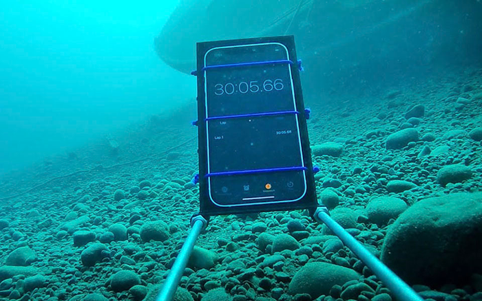Thử ngâm iPhone 12 trong nước lạnh sâu 20 mét và cái kết bất ngờ
