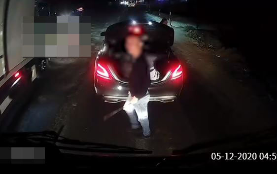 Clip: Lao vào xe tải 2 lần rồi rút gậy golf đòi 'xử nóng', tài xế Mercedes tái mặt khi bị dọa một câu