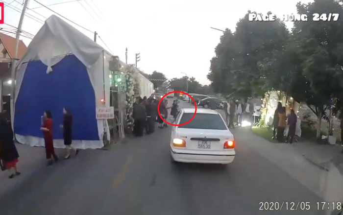 Clip: Chụp ảnh kỷ niệm sau đám cưới, một phụ nữ suýt bị ô tô tông vì lỗi cơ bản mà bao người thường gặp