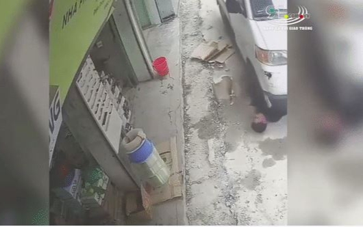 Clip: Người đàn ông thoát chết thần kỳ khi bất ngờ bị xe cán qua người