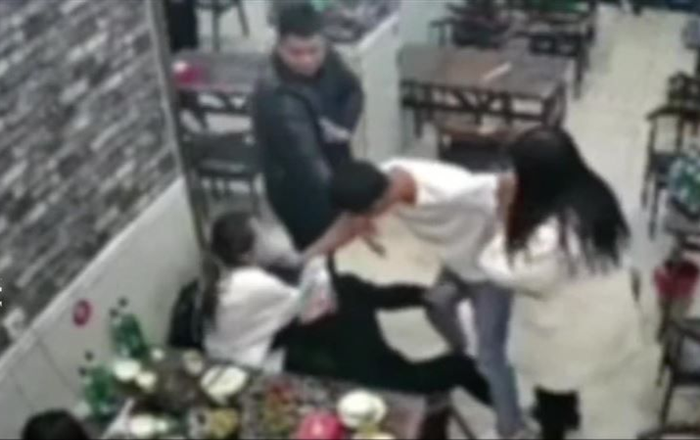 Clip: Bị đánh khi dẫn 3 'mỹ nữ' đi ăn, chàng trai có hành động 'lạ' khiến CĐM chào thua