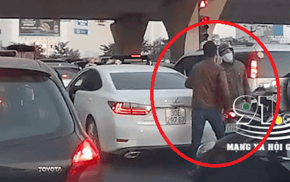 Clip: Bị đấm thẳng mặt sau va chạm giao thông, người đàn ông cởi nón bảo hiểm điên cuồng đánh trả